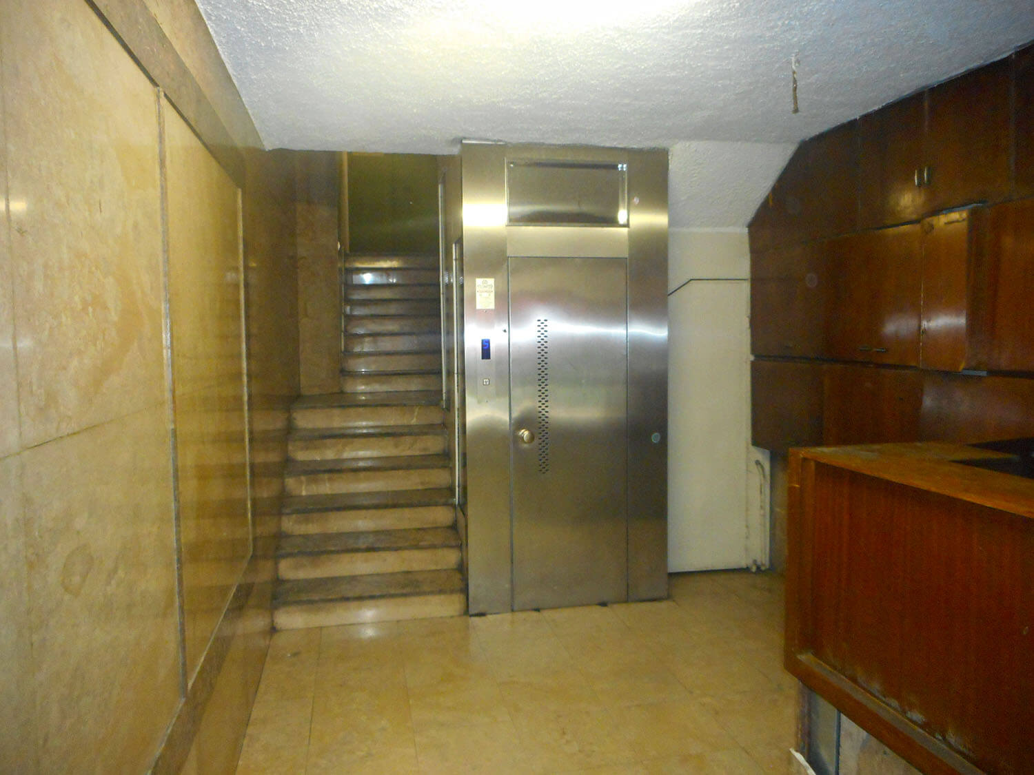 Renovation of building entrance on Mitropoleos street - before 1