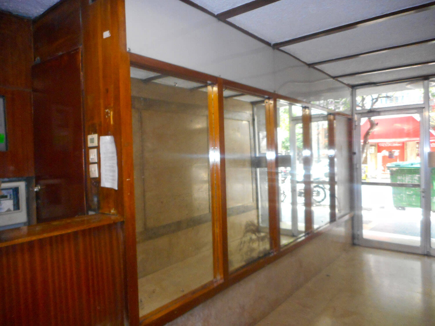 Renovation of building entrance on Mitropoleos street - before 2
